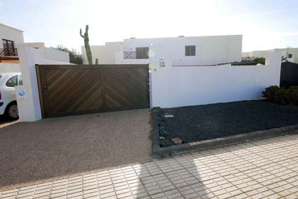 Zweifamilienhaus zu verkaufen in Costa Teguise, Lanzarote. 
